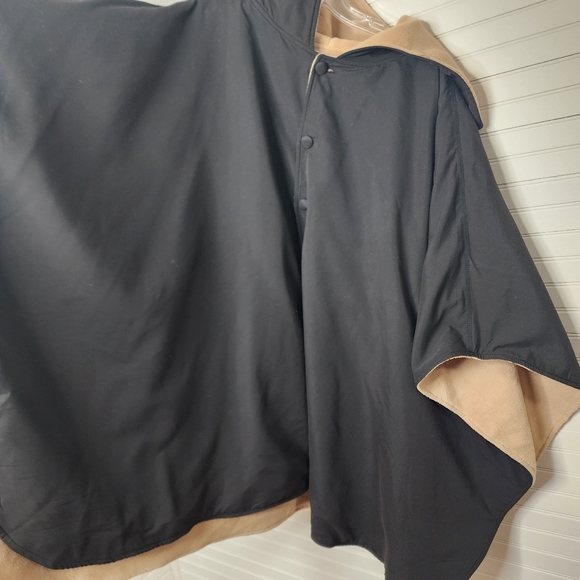Acorn Reversible Hooded Cape Poncho Black One Size - Picture 7 of 8